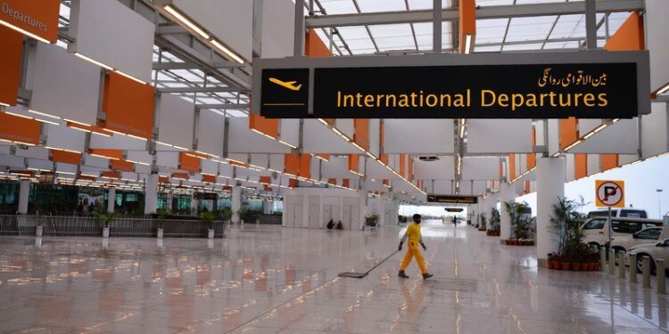 Flight from Dammam Forgets Luggage, Passengers Stranded at Islamabad Airport