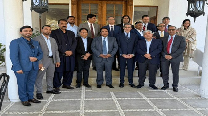 Awn Chaudhry Calls for Improved Services for Overseas Pakistanis in UAE